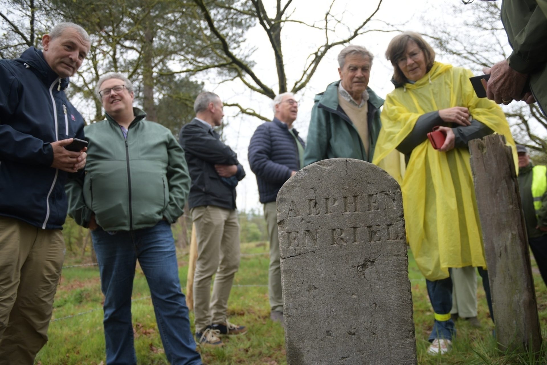 Onthulling grenssteen Heemkundekring foto Chris Oomes