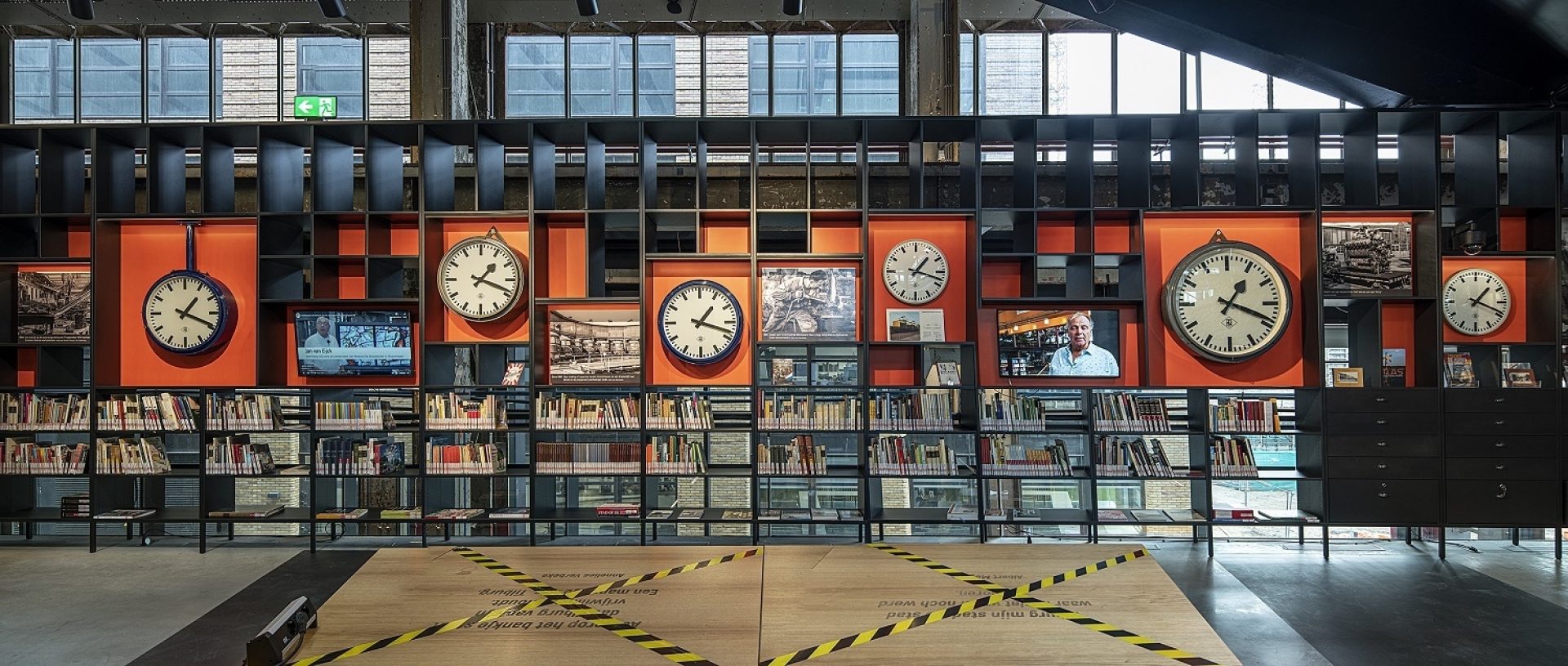 De klokkenwand door fotograaf Jan van Oevelen