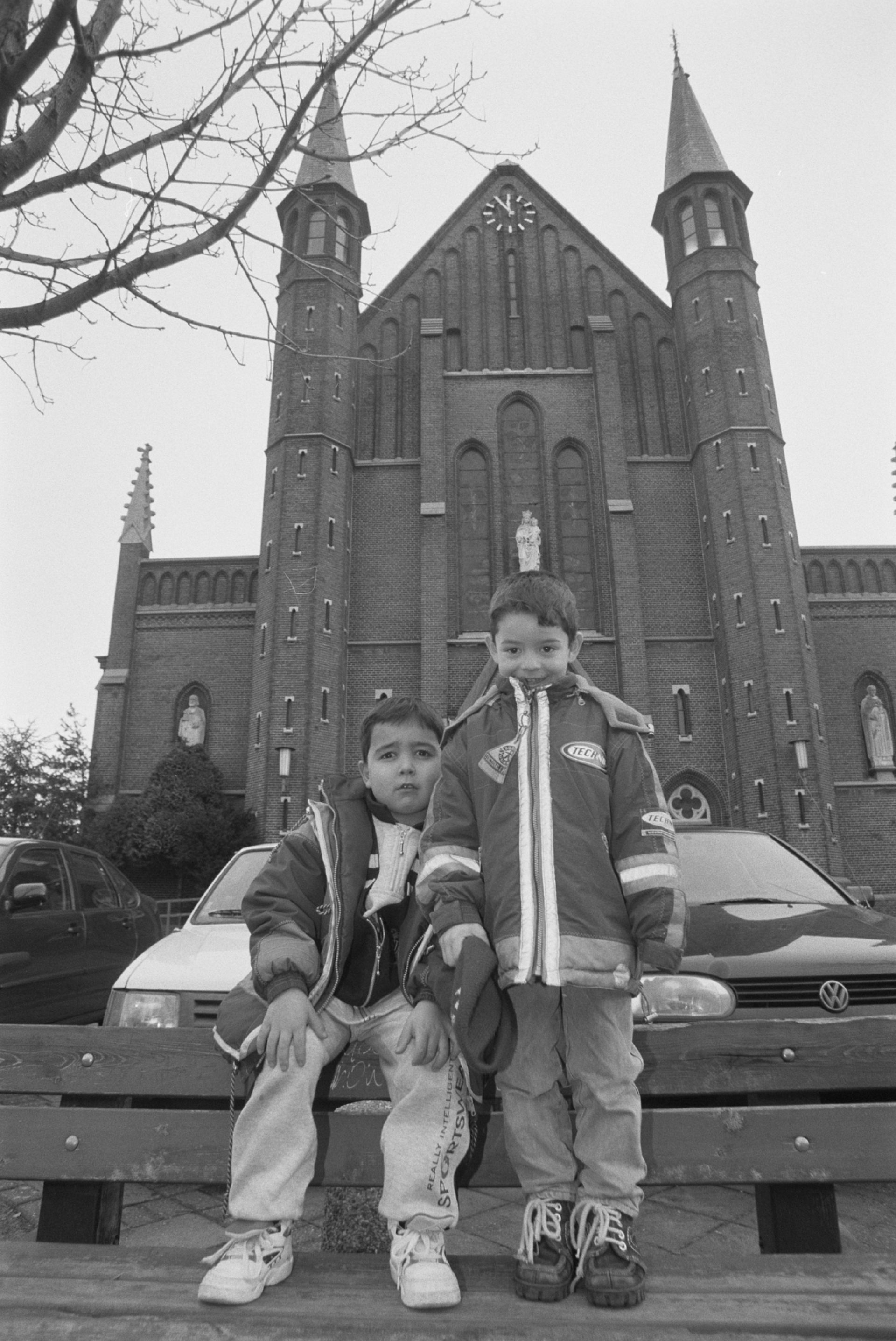 Kinderen voor de Hasseltse Kerk De Poorten LR 1997 Multivision Partners Tilburg collectie Regionaal Archieg Tilburg