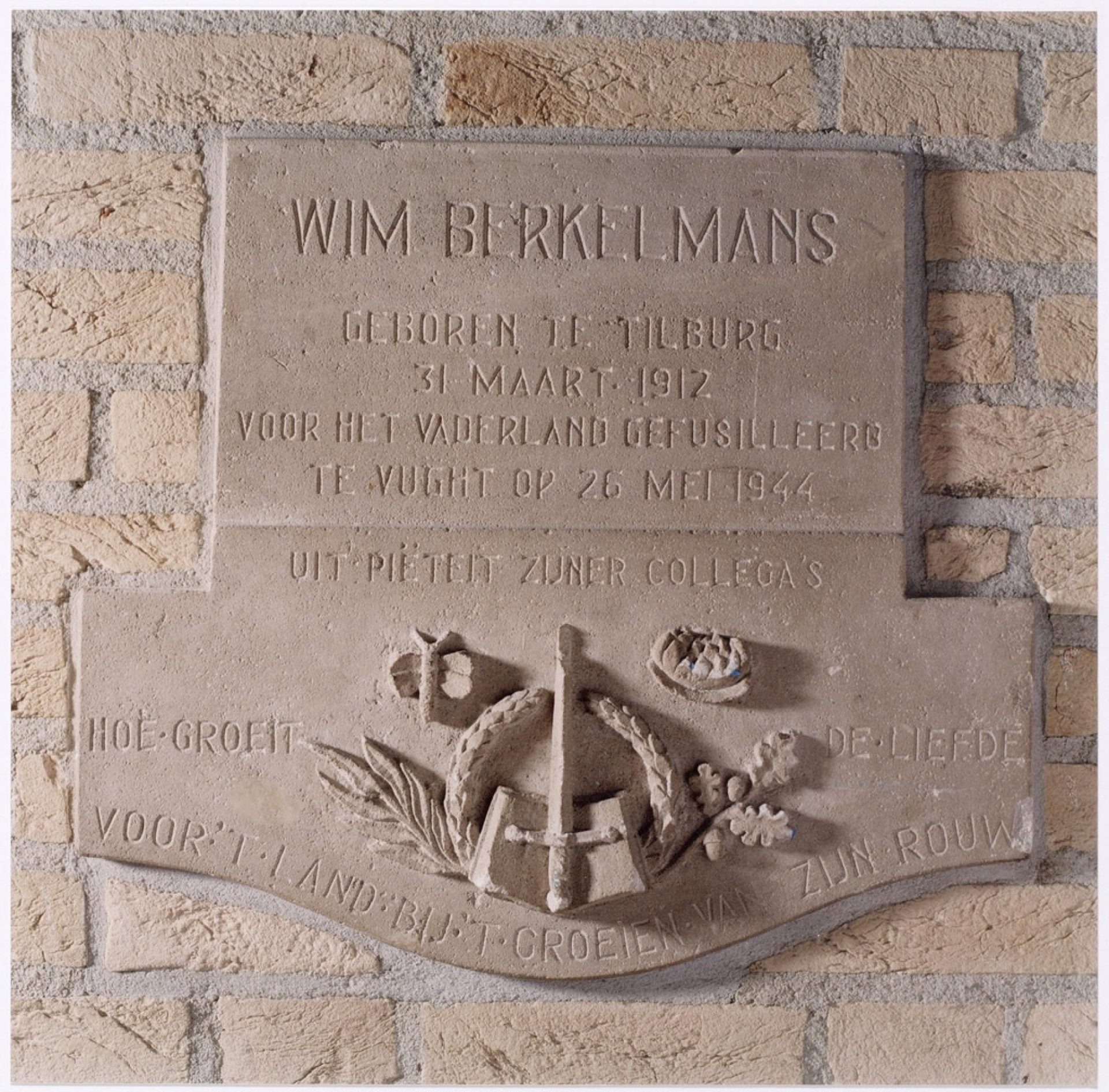 Monument voor W A J Berkelmans fotograaf Frans van Ameijde collectie Regionaal Archief Tilburg 1