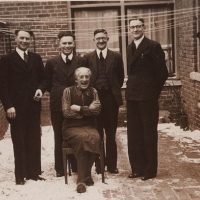 Coba Pulskens met vier Limburgse verzetstrijders 1943