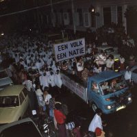 Surinaamse onafhankelijkheid; feestende Surinamers op vrachtauto klein