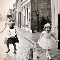 Persfoto Tussen klooster Kwetterie en kerk Nel Huijbregts links en zusje 1962 fotograaf onbekend
