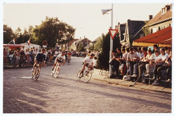 04 De befaamde bocht bij de Molenstraat 1983