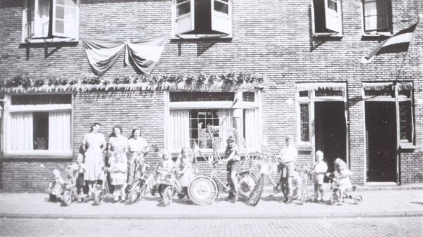 Feest Antonie van Diemenstraat 1945 Frans van Aarle 14312