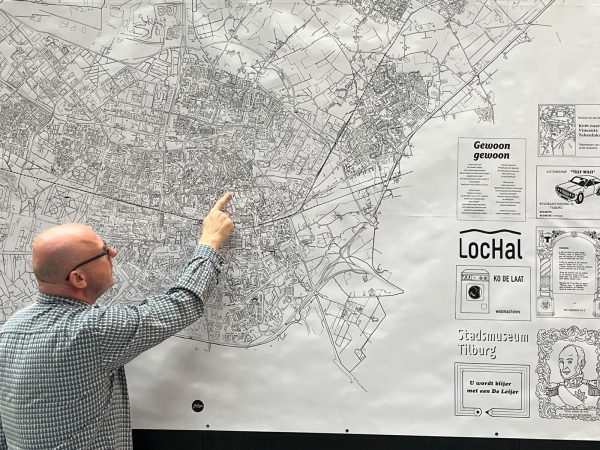 Jeroen de Leijer bij de kaart in het Tijd Lab