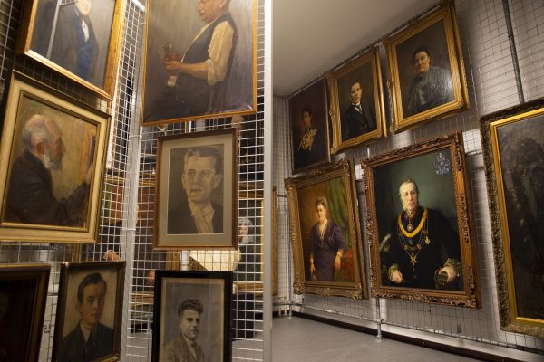 Schilderijen in depot Stadsmuseum Tilburg foto Dewi Johan 1 KLEIN